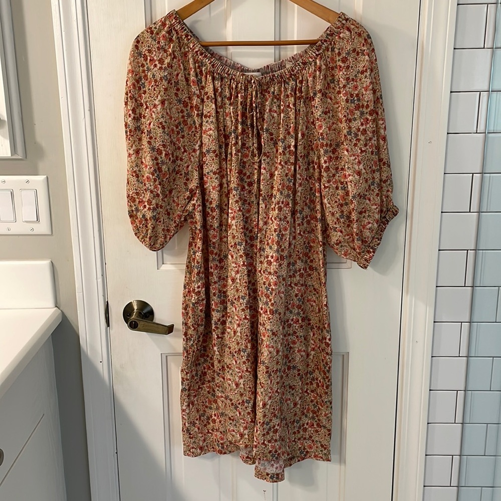 Döen mini dress with elastic neckline and sleeves. Can be worn off the shoulder.
